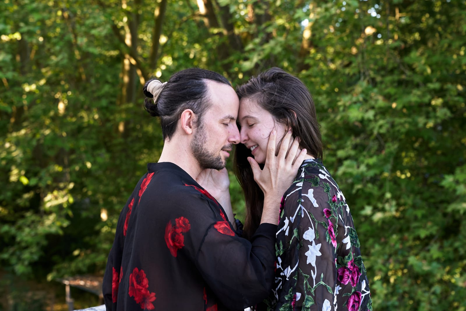 Manon et son compagnon, un moment de tendresse et de connexion